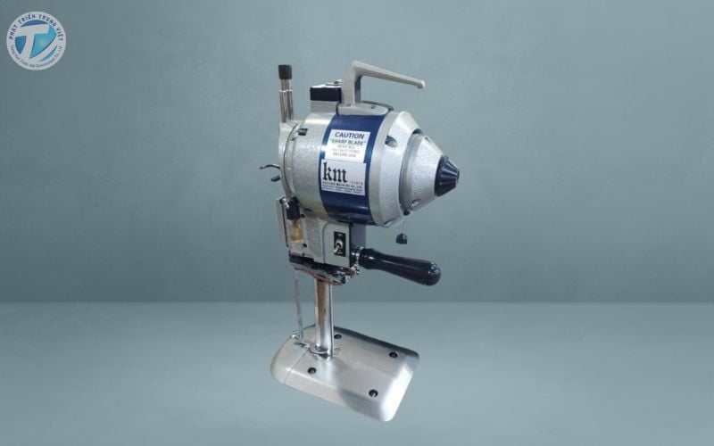 Máy cắt vải là thiết bị chuyên dụng trong ngành may mặc
